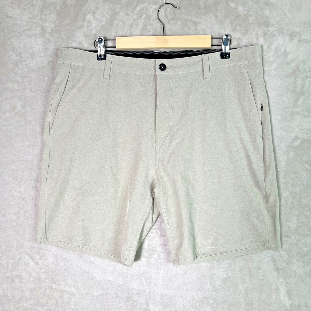 Vuori Aim Shorts Mens 36 Beige Performance Athletic Chino Golf 8.5 in Athleisure
